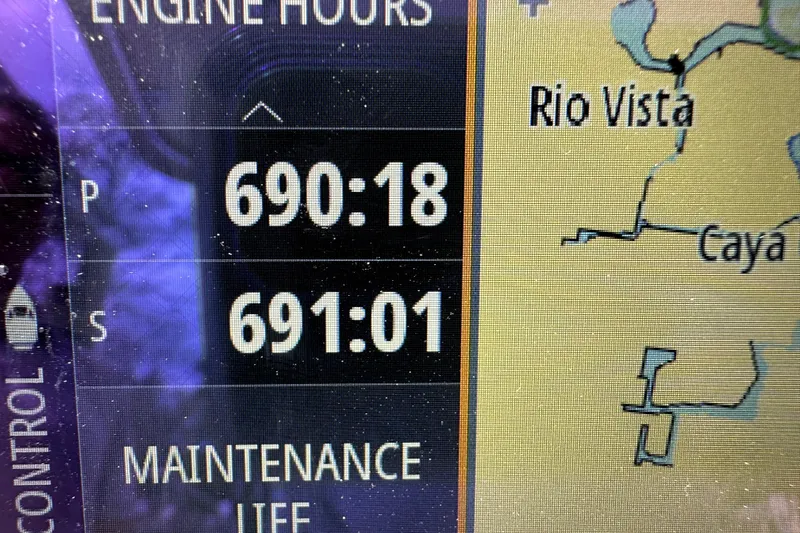 Slide: The Image of Display showing engine hours and map for 2014 Pro-Line 26 Super Sport boat. - 49