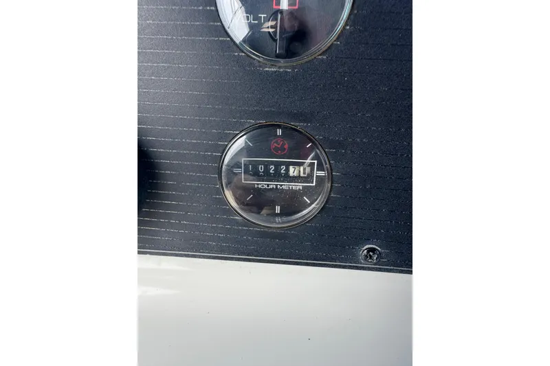 Slide: The Image of Hour meter reading on 1998 Bayliner 4087 Aft Cabin Motoryacht dashboard. - 8