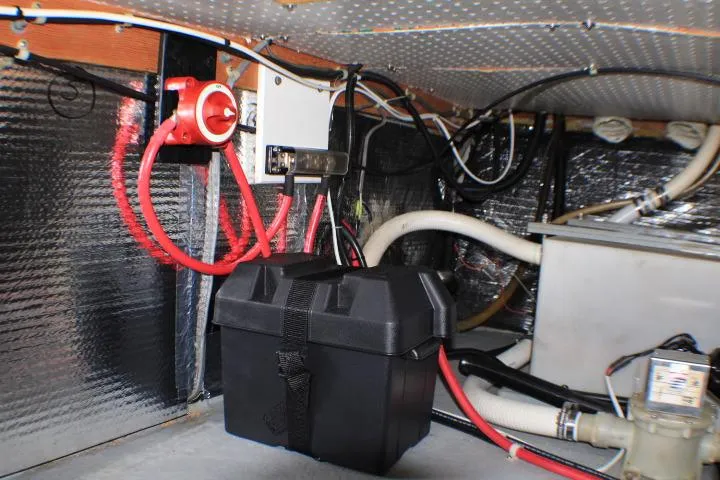 Slide: The Image of Electrical system and battery compartment in a 1986 Lynnwood Flybridge Sedan boat. - 68