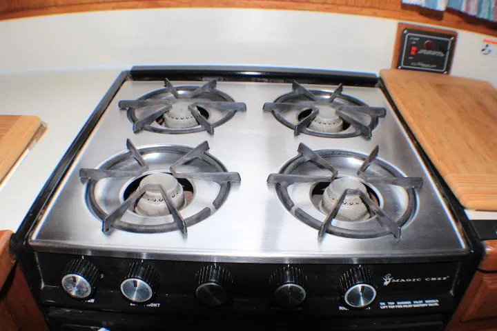 Slide: The Image of Four-burner gas stove in 1986 Lynnwood Flybridge Sedan kitchen area. - 81
