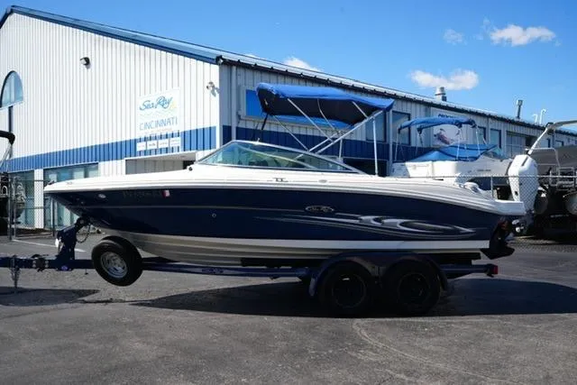 The Image of 2004 Sea Ray 200 Select boat on trailer, parked outside dealership. - 1