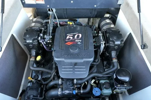 Slide: The Image of MerCruiser 5.0 MPI engine in a 2004 Sea Ray 200 Select boat. - 20