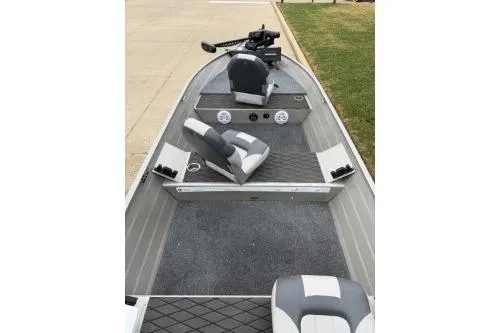 Slide: The Image of 2007 Tracker Pro Guide V-16 T fishing boat interior with seating and steering console. - 4