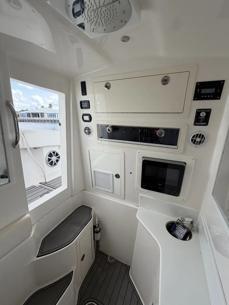 Slide: The Image of BlackWater 43 Sportfish 2018 - 33