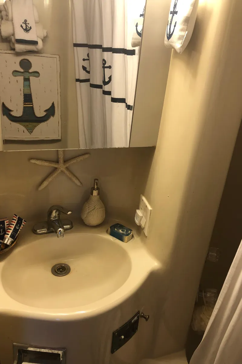 Slide: The Image of Nautical-themed bathroom in a 1990 Bluewater Sedan boat. - 38