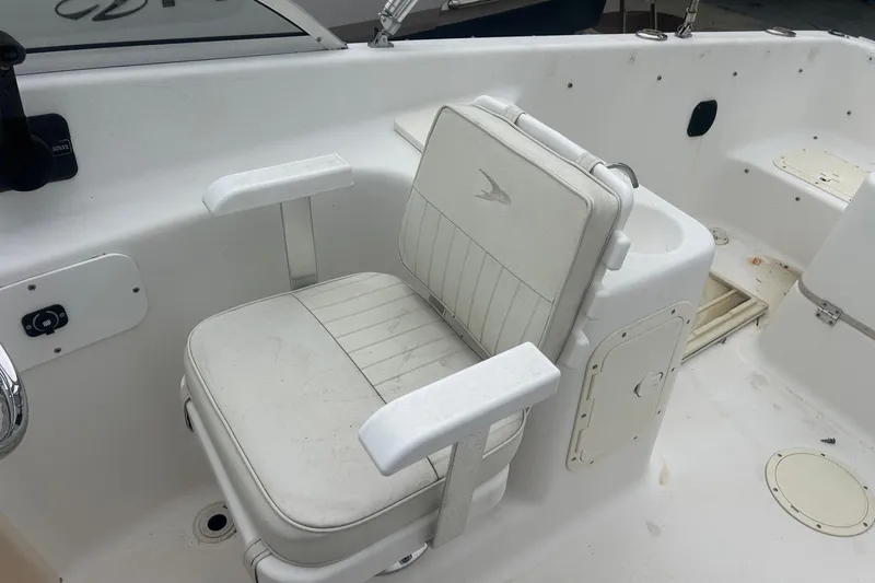 Slide: The Image of White seating area on a 2001 Sea Fox 204 Millenium boat. - 8