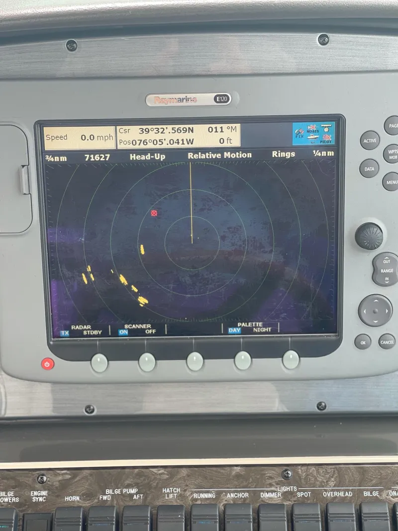 Slide: The Image of Radar screen on Sea Ray 380 Sundancer 2007 boat. - 10
