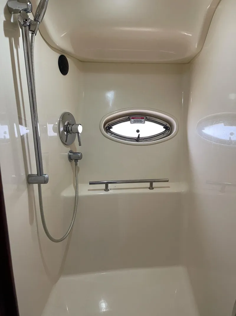 Slide: The Image of Shower in Sea Ray 380 Sundancer 2007 boat. - 29
