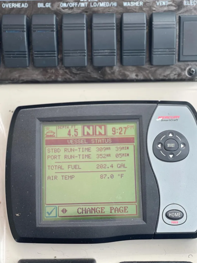 Slide: The Image of Sea Ray 380 Sundancer 2007 dashboard display - 9