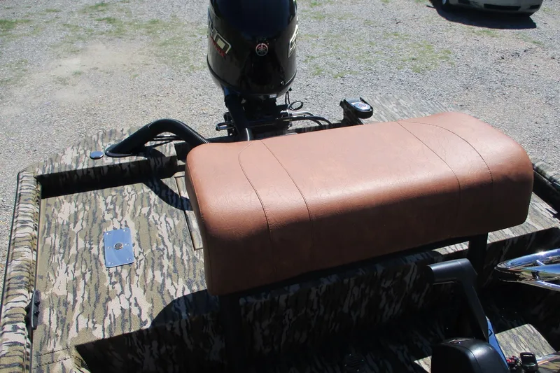 Slide: The Image of Avid 18 Rogue CC 2026 boat with camouflage interior and brown seat. - 14