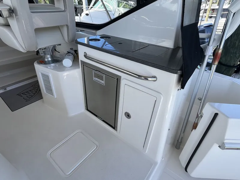 Slide: The Image of Boston Whaler 325 Conquest 2023 - 15