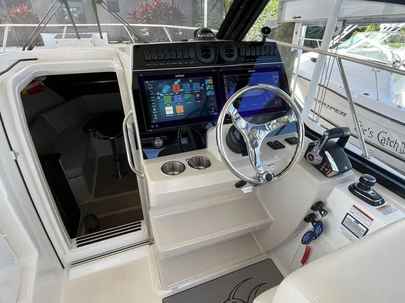Slide: The Image of Boston Whaler 325 Conquest 2023 - 17
