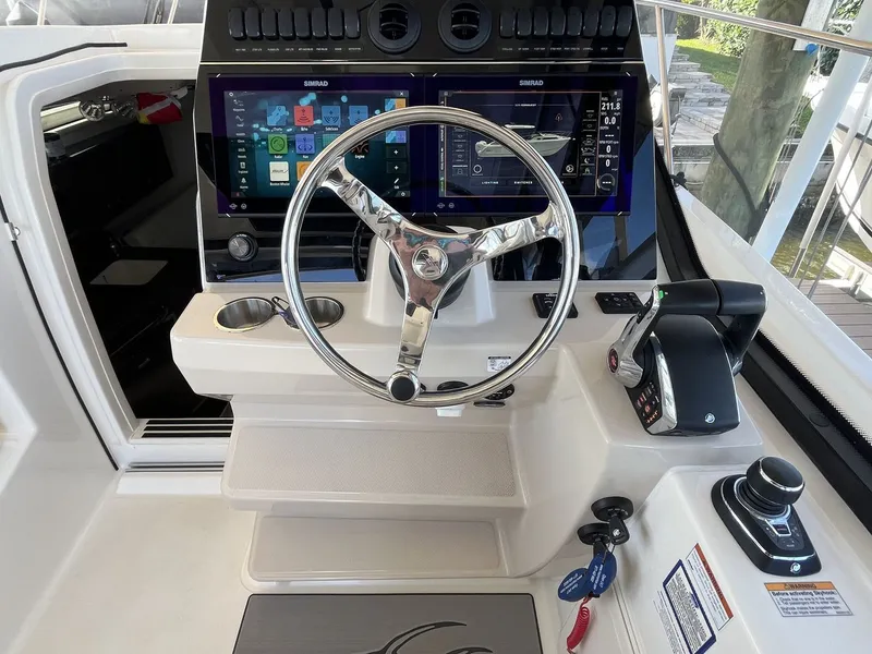 Slide: The Image of Boston Whaler 325 Conquest 2023 - 19