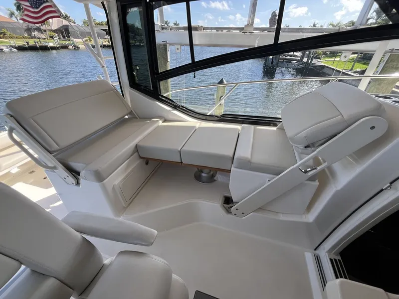 Slide: The Image of Boston Whaler 325 Conquest 2023 - 27