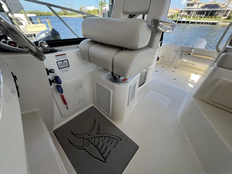 Slide: The Image of Boston Whaler 325 Conquest 2023 - 28
