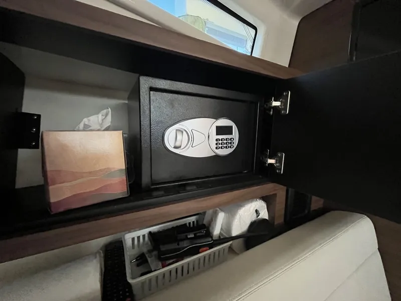 Slide: The Image of Boston Whaler 325 Conquest 2023 - 35
