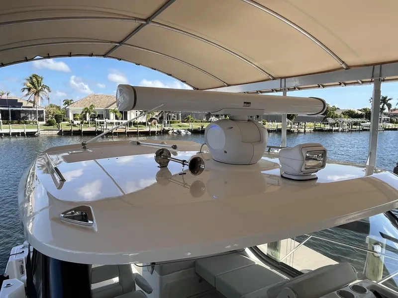 Slide: The Image of Boston Whaler 325 Conquest 2023 - 43