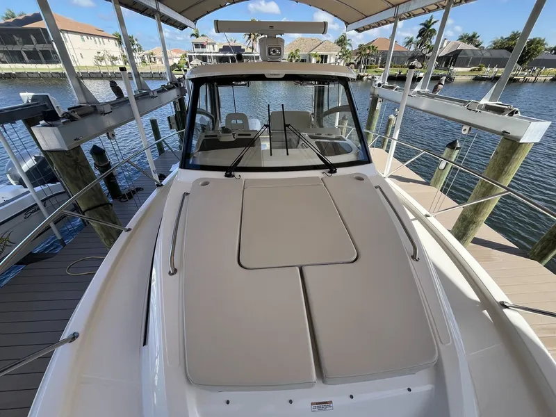 Slide: The Image of Boston Whaler 325 Conquest 2023 - 45