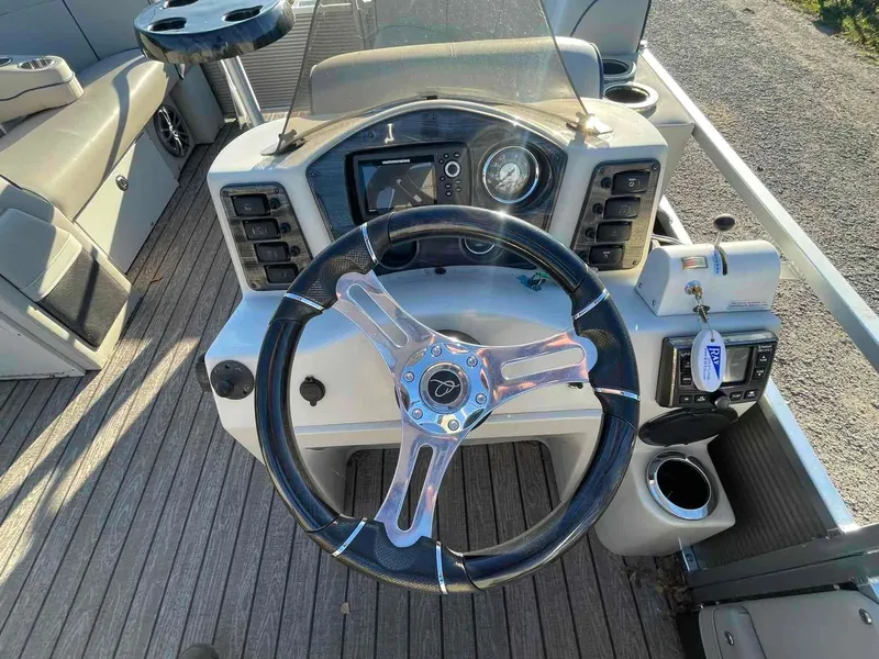Slide: The Image of Whisper Pontoons LS 818 RLS 2020 - 9