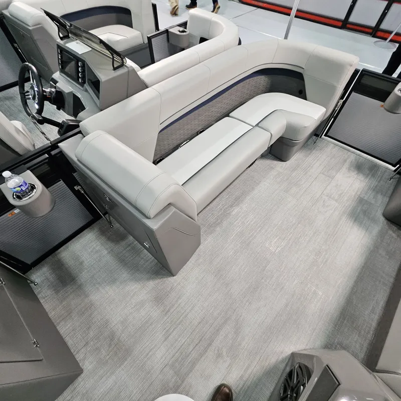 Slide: The Image of Qwest Qwest 22 L-Class Lanai Flip 2025 - 4