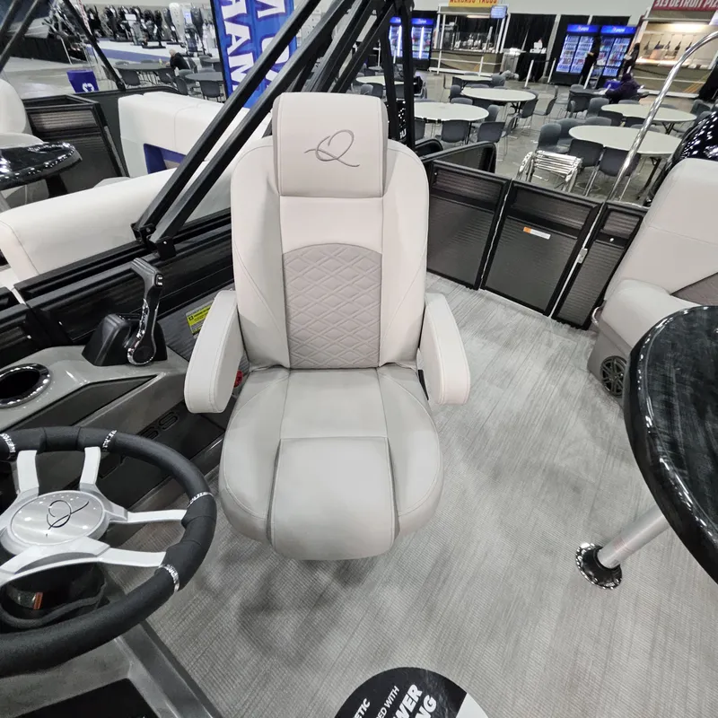 Slide: The Image of Qwest Qwest 22 L-Class Lanai Flip 2025 - 8