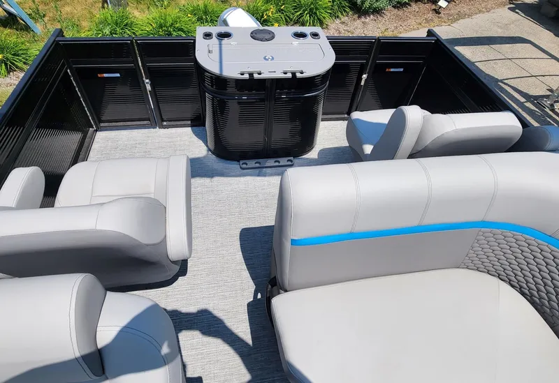 Slide: The Image of Qwest 818 XRE CRUISE - LT 2023 - 10