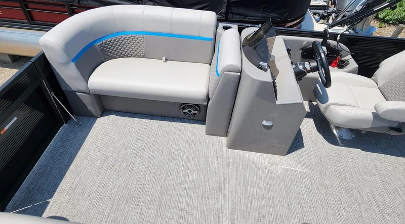 Slide: The Image of Qwest 818 XRE CRUISE - LT 2023 - 11