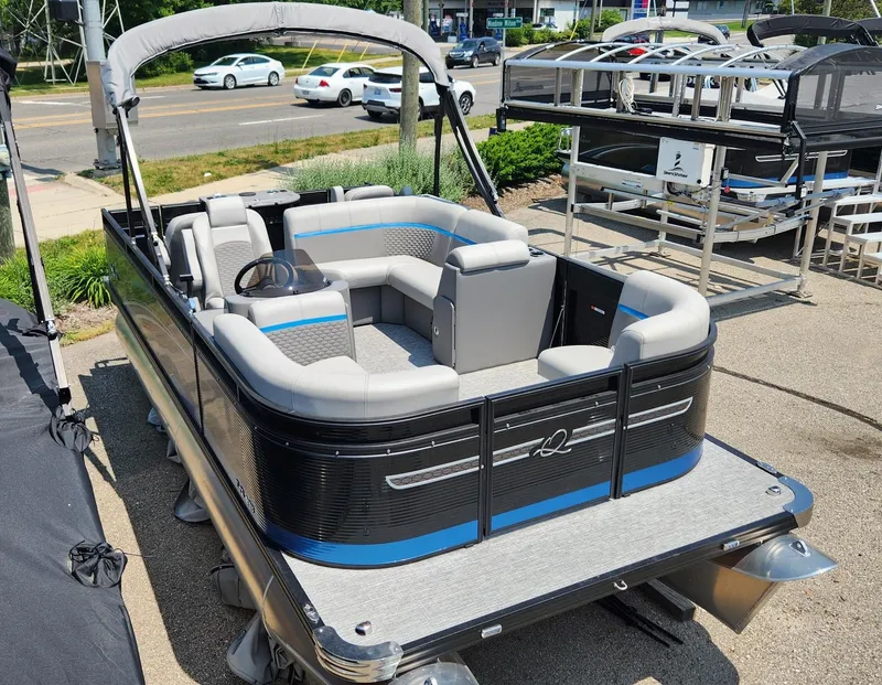 Slide: The Image of Qwest 818 XRE CRUISE - LT 2023 - 12