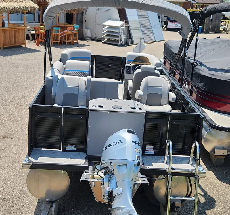 Slide: The Image of Qwest 818 XRE CRUISE - LT 2023 - 14