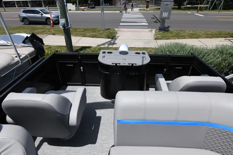 Slide: The Image of Qwest 818 XRE CRUISE - LT 2023 - 16