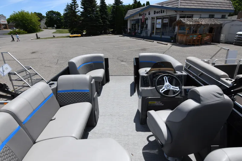 Slide: The Image of Qwest 818 XRE CRUISE - LT 2023 - 17