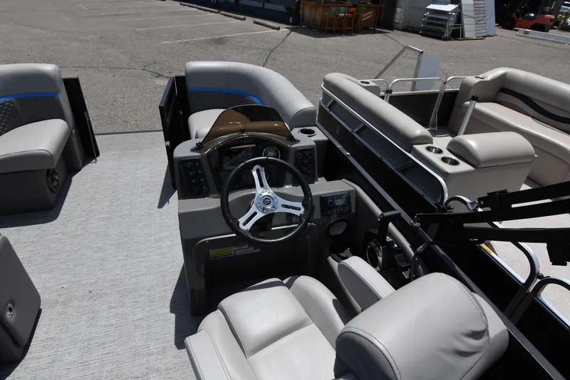 Slide: The Image of Qwest 818 XRE CRUISE - LT 2023 - 18