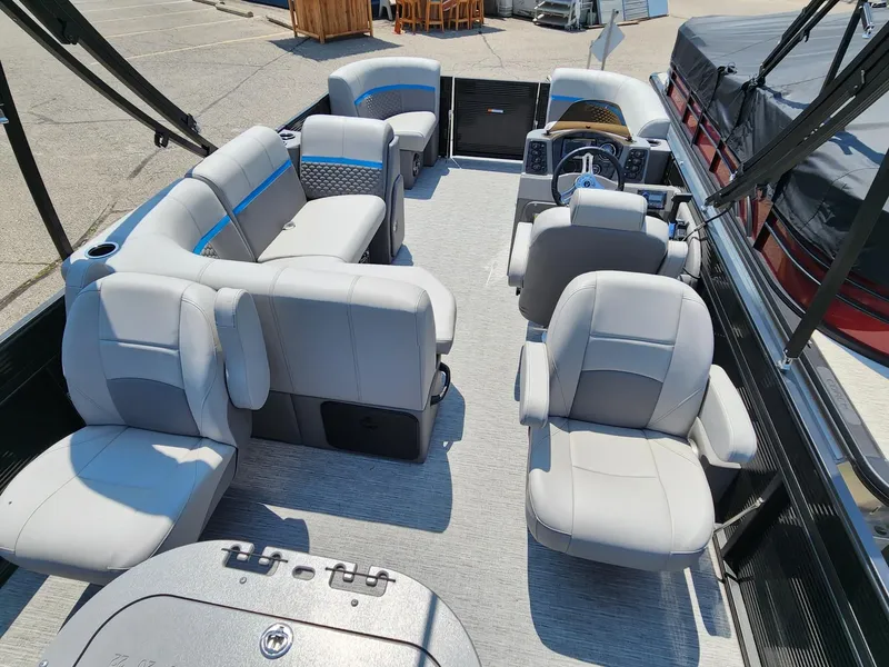 Slide: The Image of Qwest 818 XRE CRUISE - LT 2023 - 5