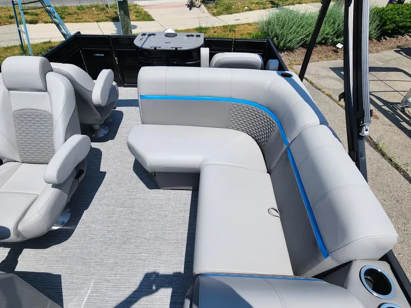 Slide: The Image of Qwest 818 XRE CRUISE - LT 2023 - 6