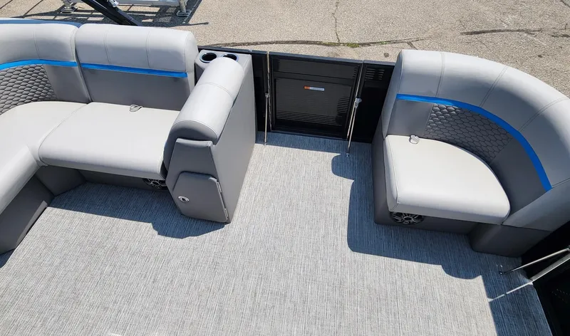 Slide: The Image of Qwest 818 XRE CRUISE - LT 2023 - 7