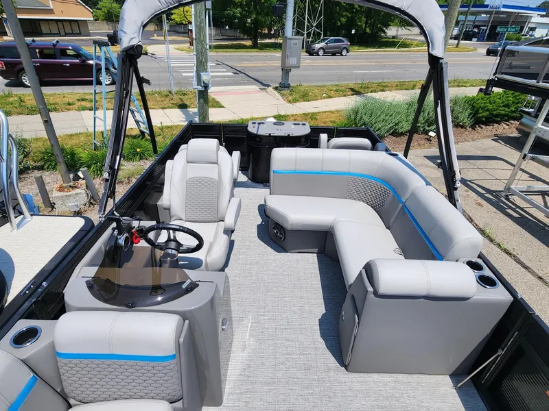 Slide: The Image of Qwest 818 XRE CRUISE - LT 2023 - 8