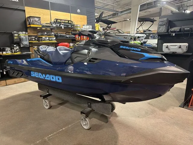 Slide: The Image of Sea-Doo GTX 170 2026 - 11