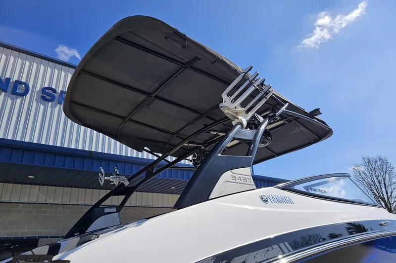 Slide: The Image of 2017 Yamaha Boats 242X E-Series with wakeboard tower against blue sky. - 10