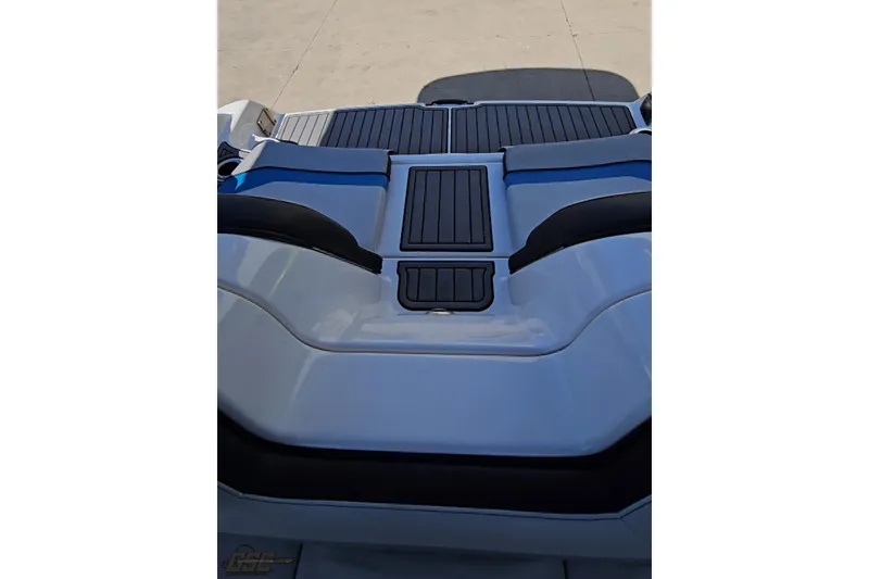 Slide: The Image of 2017 Yamaha Boats 242X E-Series swim platform with sleek design and black accents. - 109