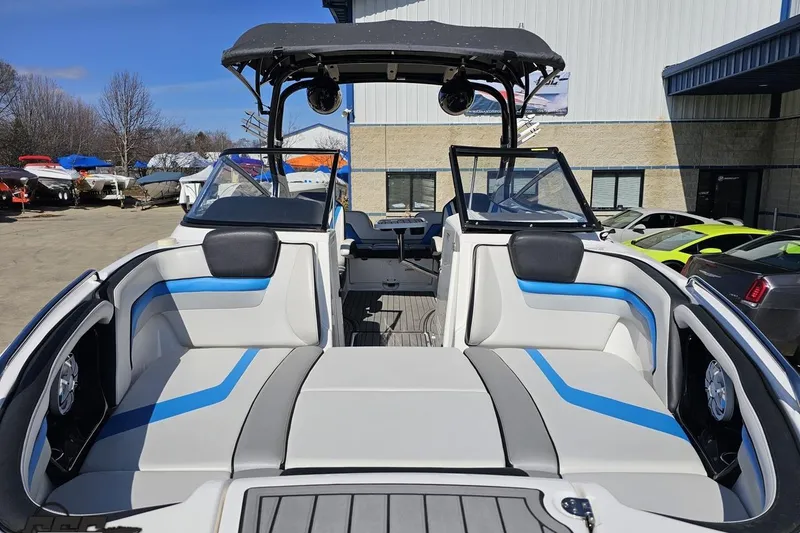 Slide: The Image of 2017 Yamaha Boats 242X E-Series with sleek seating and modern design. - 15