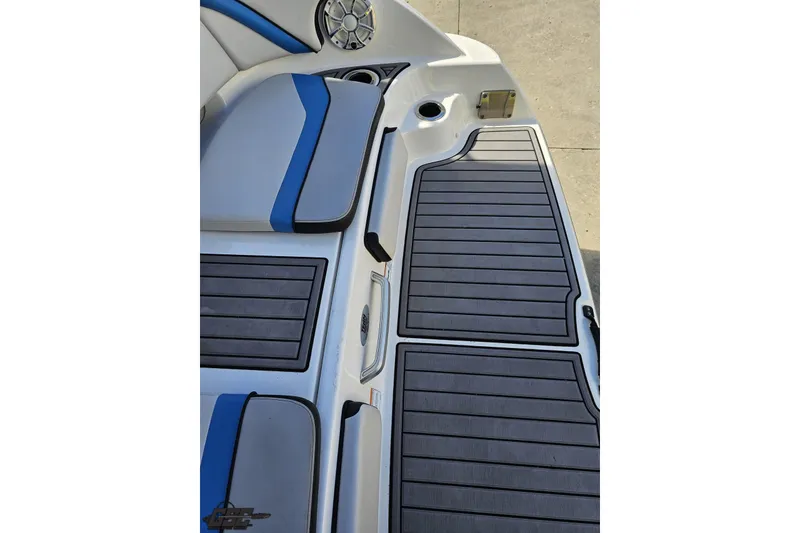 Slide: The Image of 2017 Yamaha Boats 242X E-Series swim platform with cushioned seating and speaker. - 35