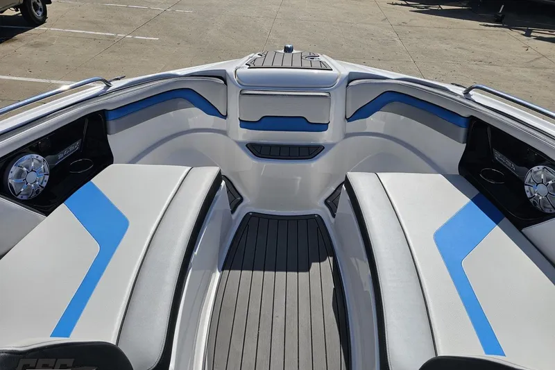 Slide: The Image of Interior of 2017 Yamaha Boats 242X E-Series with blue and white seating. - 91
