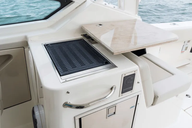 Slide: The Image of Boston Whaler 280 Vantage 2027 - 58