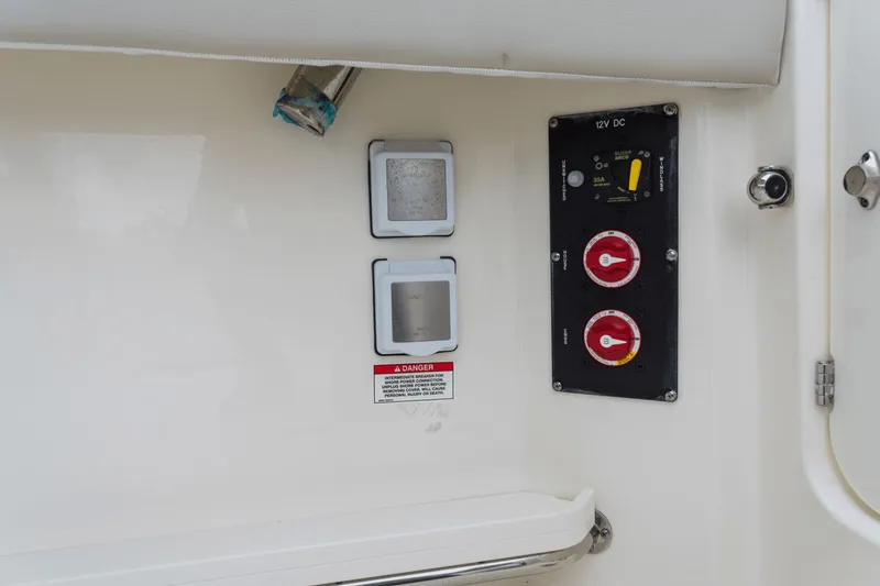 Slide: The Image of Boston Whaler 280 Vantage 2027 - 42