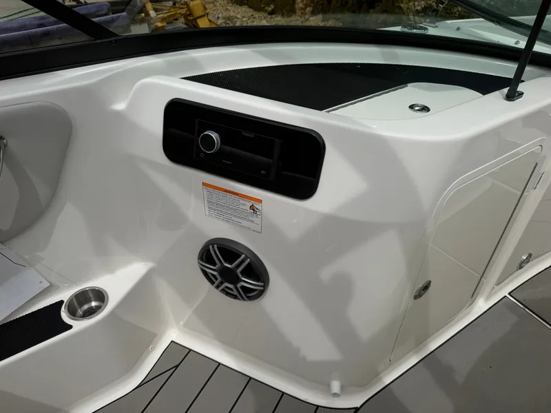 Slide: The Image of Sea Ray SDX 250 Surf 2026 - 10