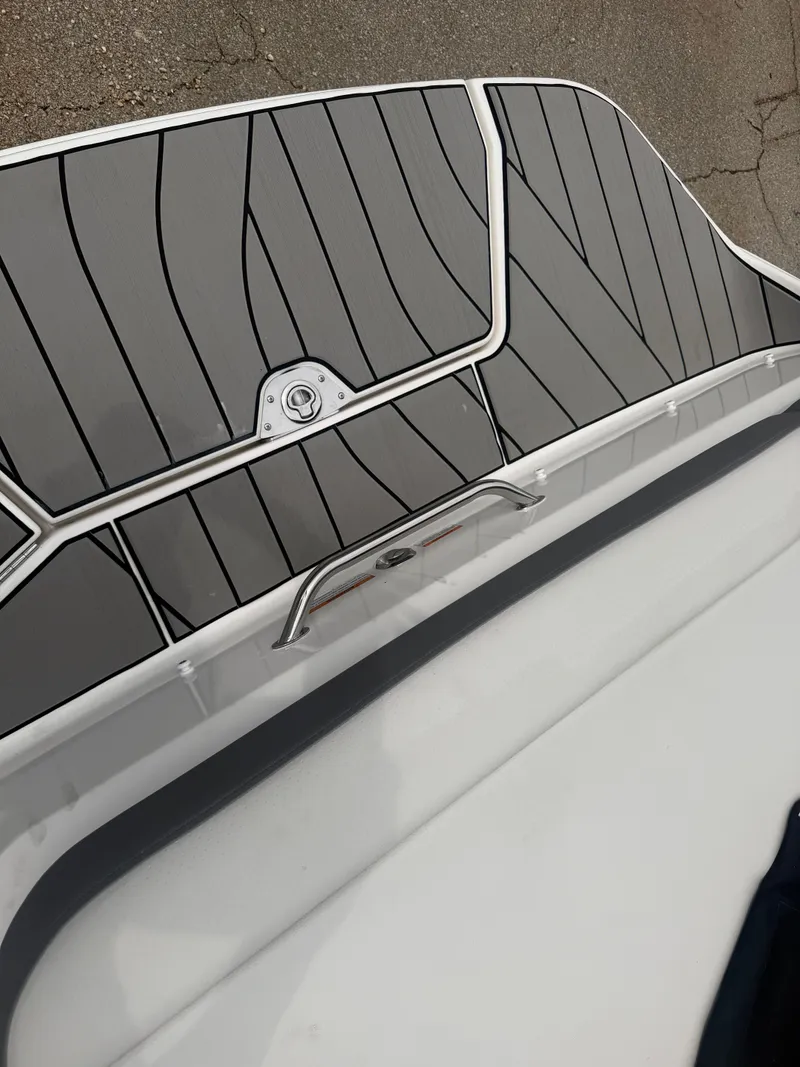 Slide: The Image of Sea Ray SDX 250 Surf 2026 - 12