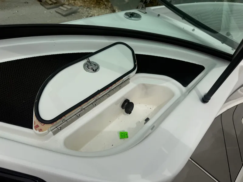 Slide: The Image of Sea Ray SDX 250 Surf 2026 - 13