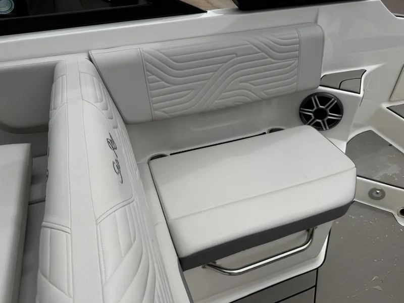 Slide: The Image of Sea Ray SDX 250 Surf 2026 - 15
