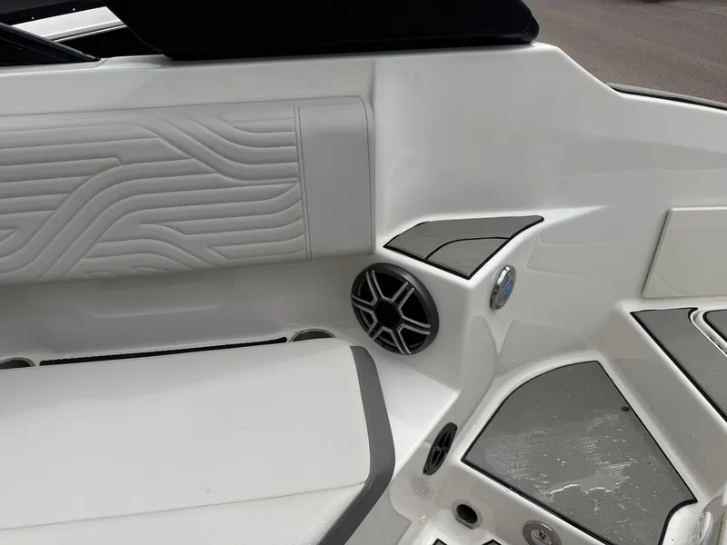 Slide: The Image of Sea Ray SDX 250 Surf 2026 - 16