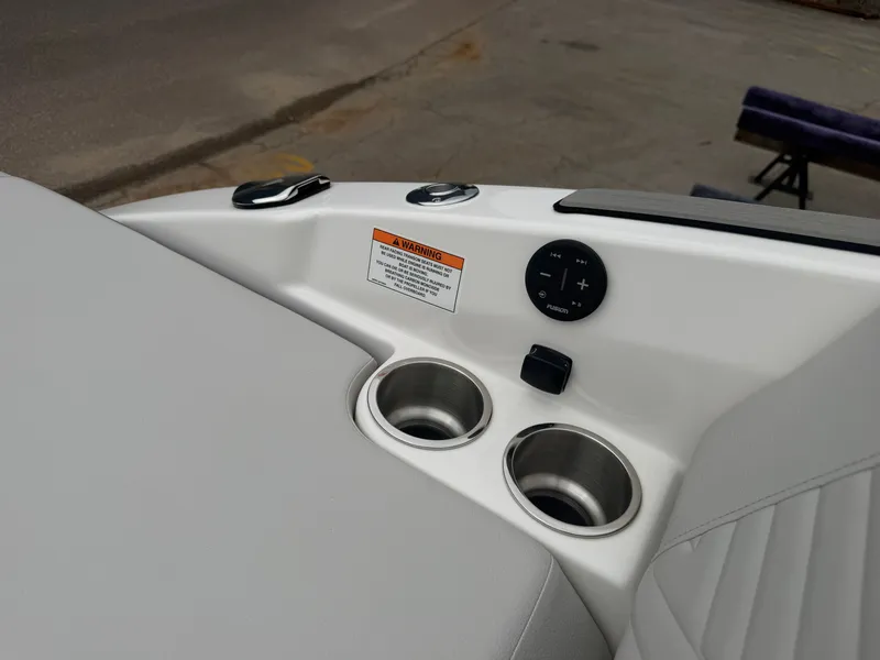 Slide: The Image of Sea Ray SDX 250 Surf 2026 - 18